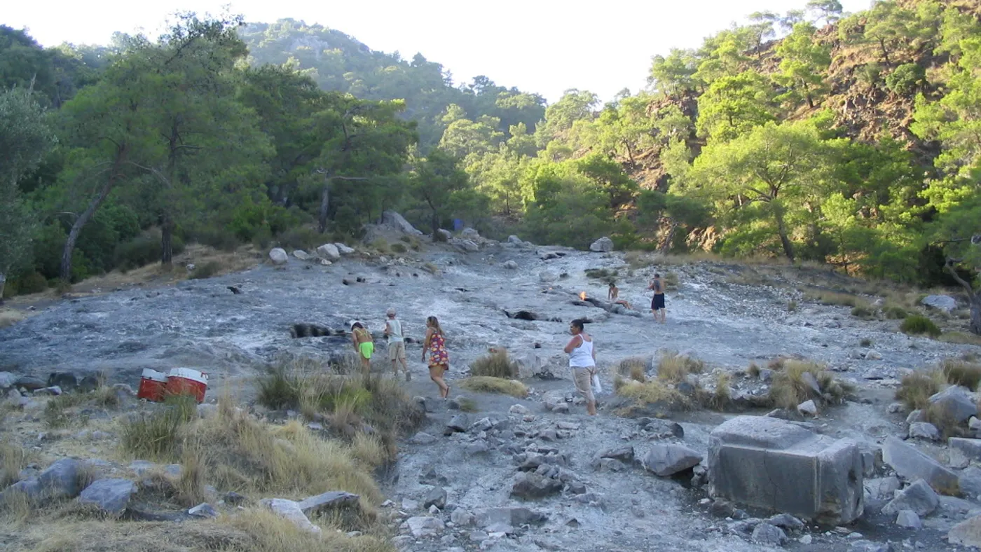 Chimaera-Flammen und steiniger Weg oberhalb von Çıralı